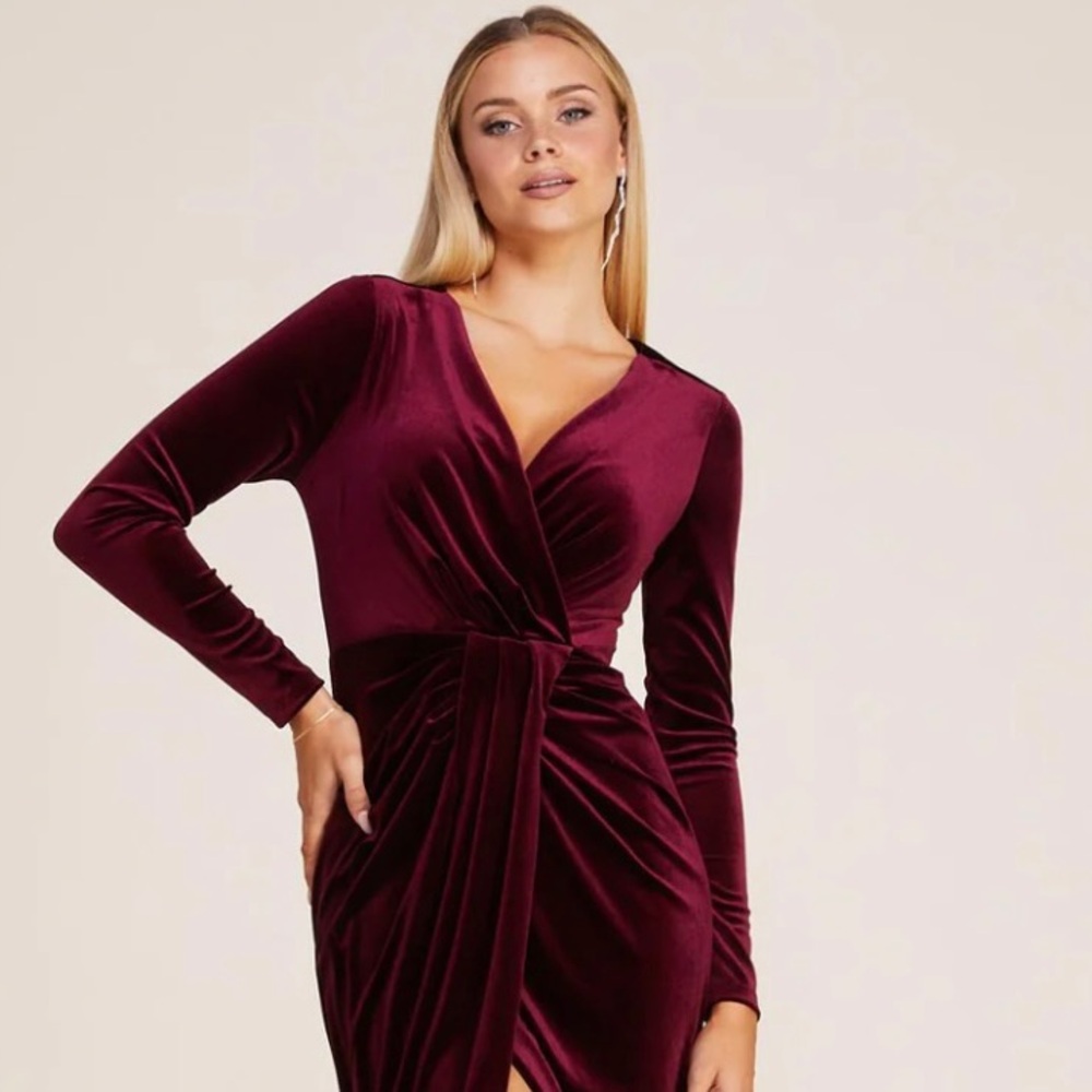 BNWT Le Chateau Burgundy velvet long sleeve dress